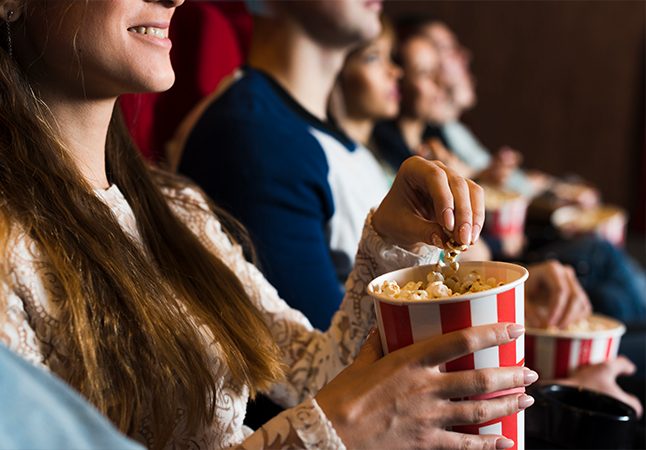 Foto di ragazzi al cinema con popcorn