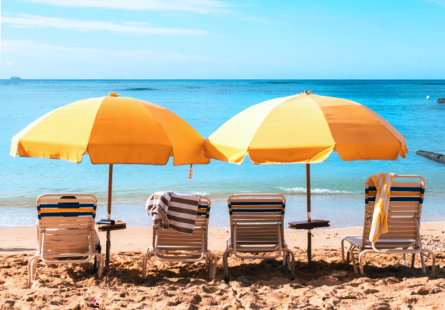 Ombrelloni, con sdraio sulla spiaggia in riva al mare