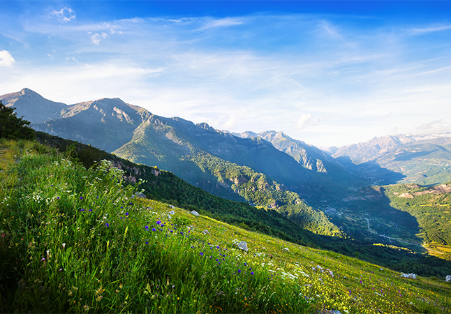 Foto di una montagna in primavera