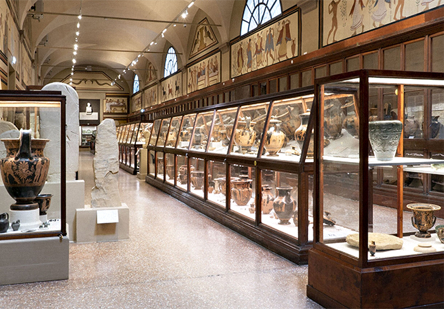 Foto scattata al Museo, visibili dei vasi storici esposti in teche di vetro