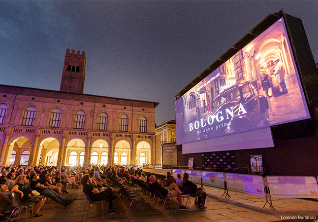 Foto di piazza Maggiore allestita a cinema