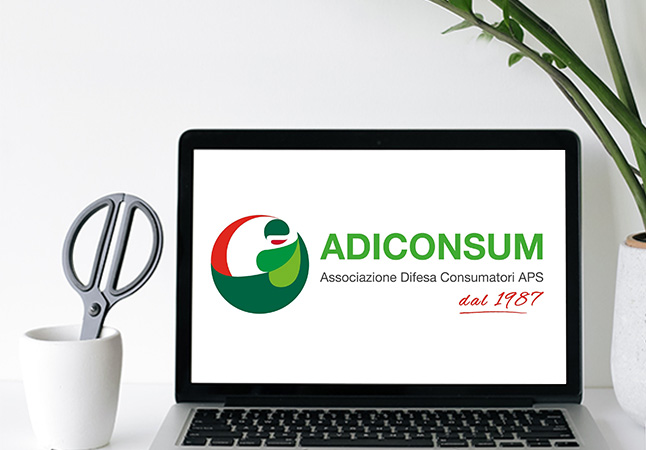 Computer con logo Adiconsum - incontri online di attualità